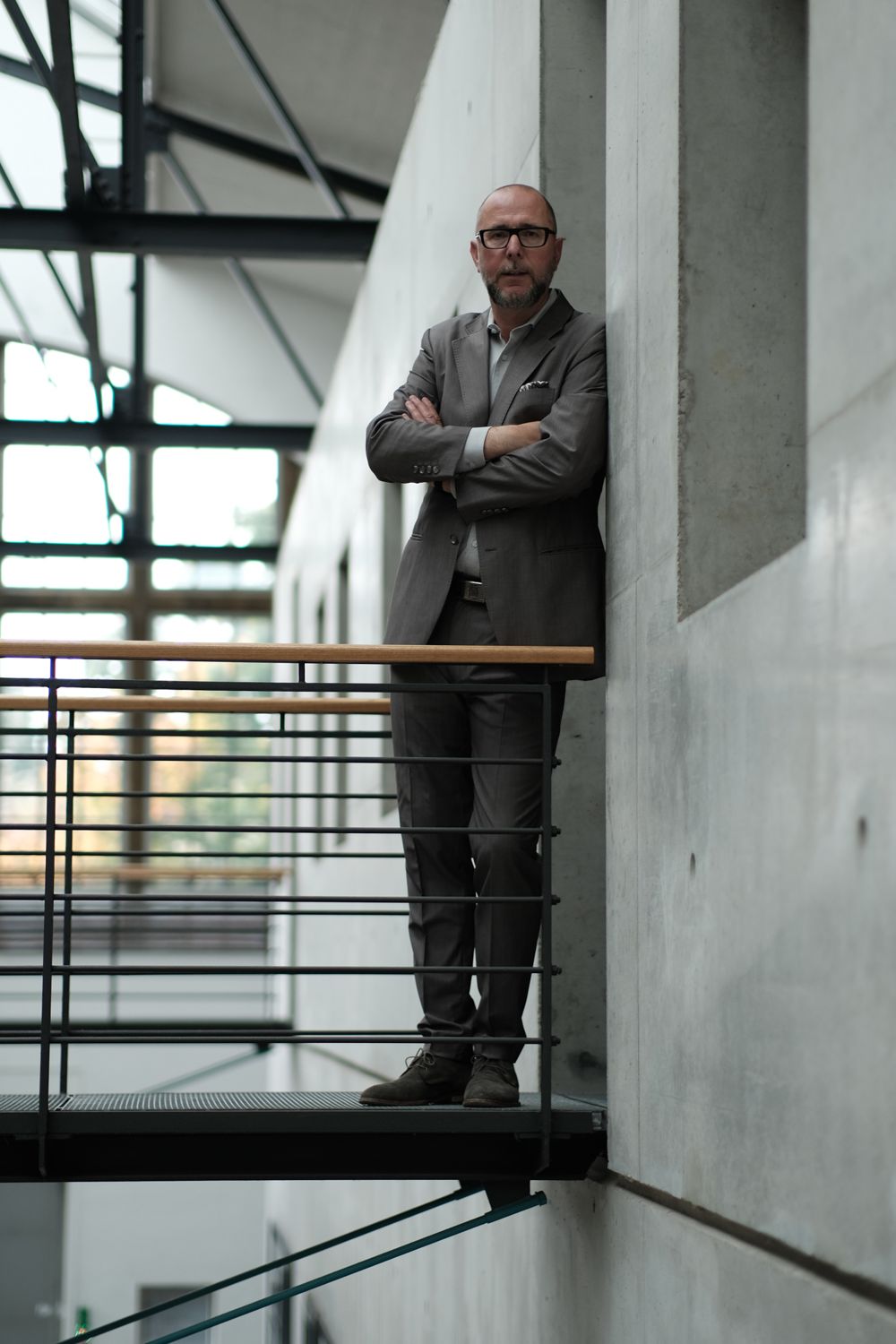 Jörg Schröder in moderner Industrie-Architektur